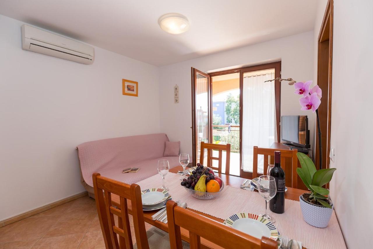 Apartments With A Swimming Pool Novigrad - 7078 外观 照片